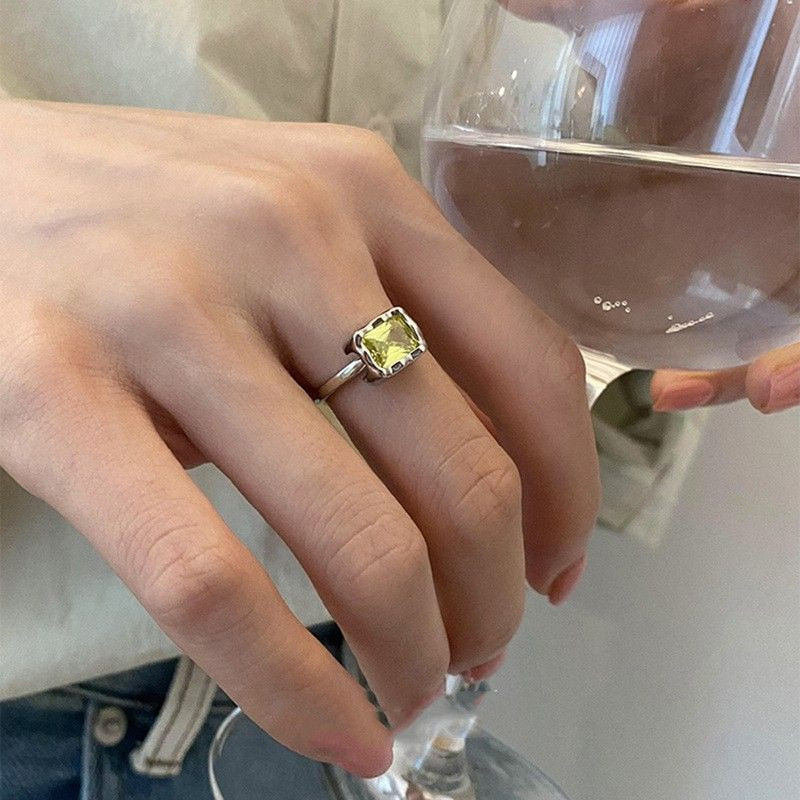 Разомкнутое кольцо с прямоугольным желтым кристаллом 1J12335CJJ Разомкнутое кольцо с прямоугольным желтым кристаллом 1J12335CJJ