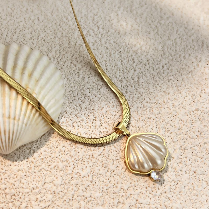 Золотистая цепочка с жемчужной ракушкой CJP52625