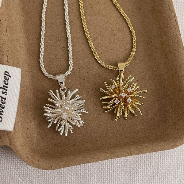 Золотистая цепочка с подвеской в форме миниатюрного цветка CJL47521 Золотистая цепочка с подвеской в форме миниатюрного цветка CJL47521