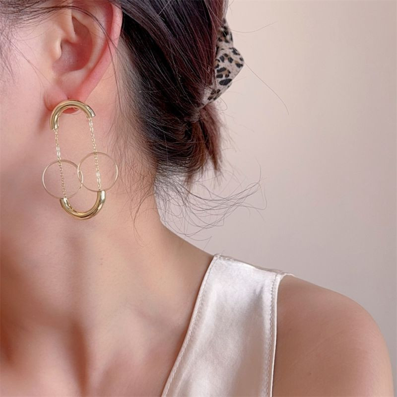 Серебристые серьги пусеты с подвижными кольцами и цепочками CJL81050