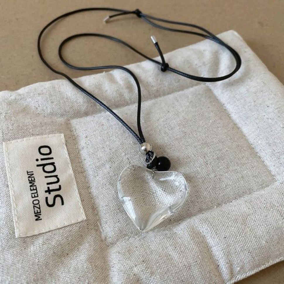 Длинный шнурок с крупной подвеской в форме черного сердца CJJ10448