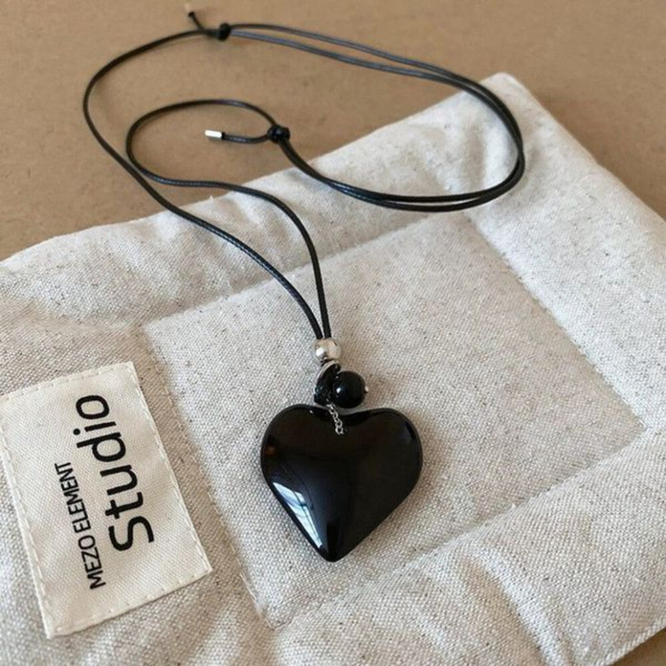 Длинный шнурок с крупной подвеской в форме черного сердца CJJ10448