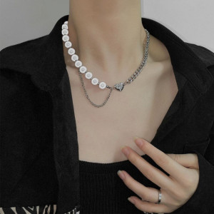 Асимметричное колье из жемчуга с подвеской-сердцем CJH70105