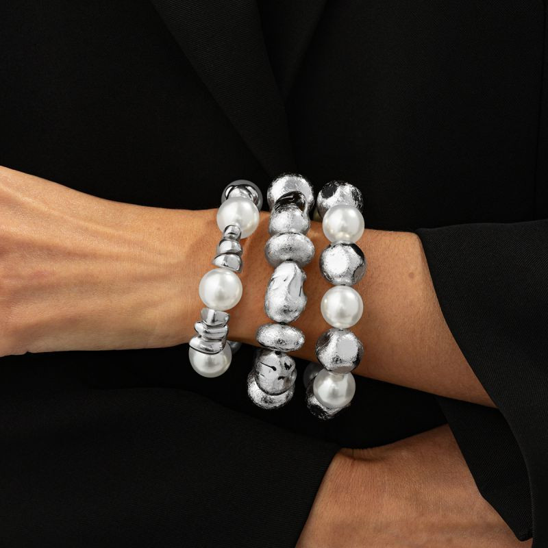 Комплект браслетов с крупными золотистыми и темными бусинами CJT03613