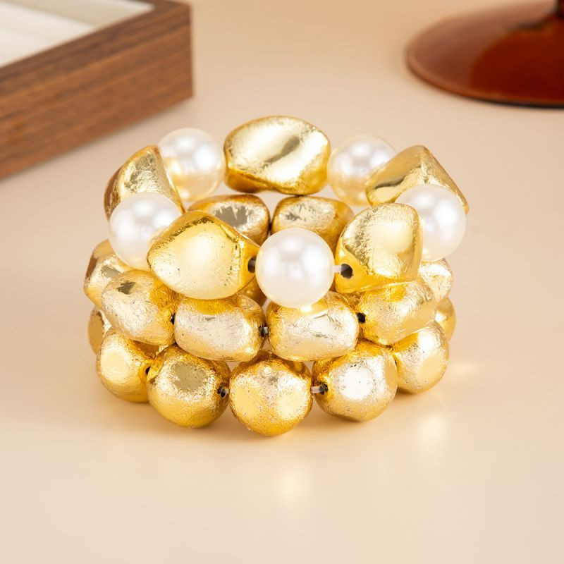 Комплект браслетов с крупными золотистыми и темными бусинами CJT03613