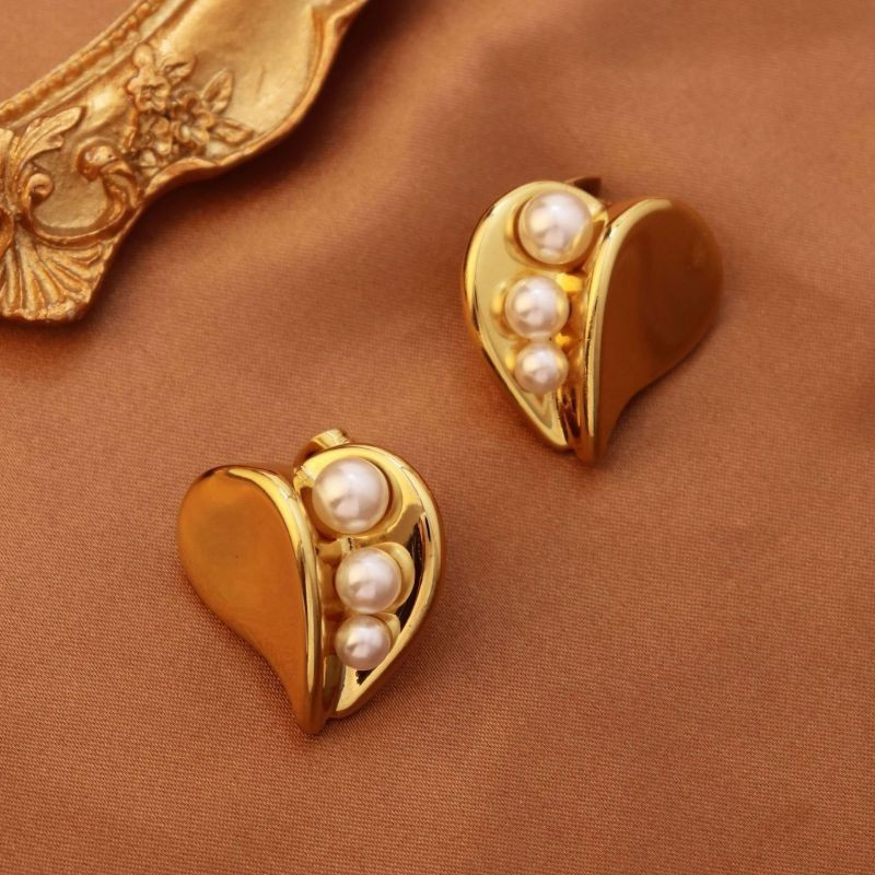 Золотистые серьги-пусеты Сердце с жемчугом CJG70061