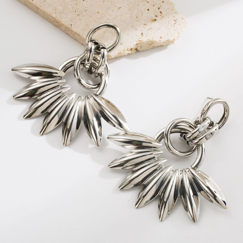 Золотистые серьги пусеты в форме веера с тиснением CJN42831