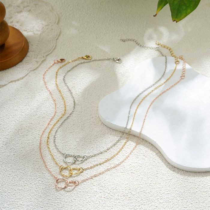 Тонкая золотистая цепочка с подвесками в форме миниатюрных колец CJL16494