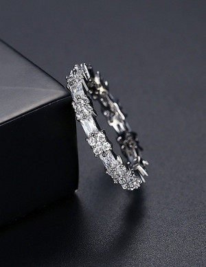 Кольцо-дорожка из черных и белых кристаллов V50317