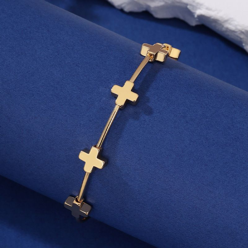 Жесткий разомкнутый браслет с символами клевера CJL32180