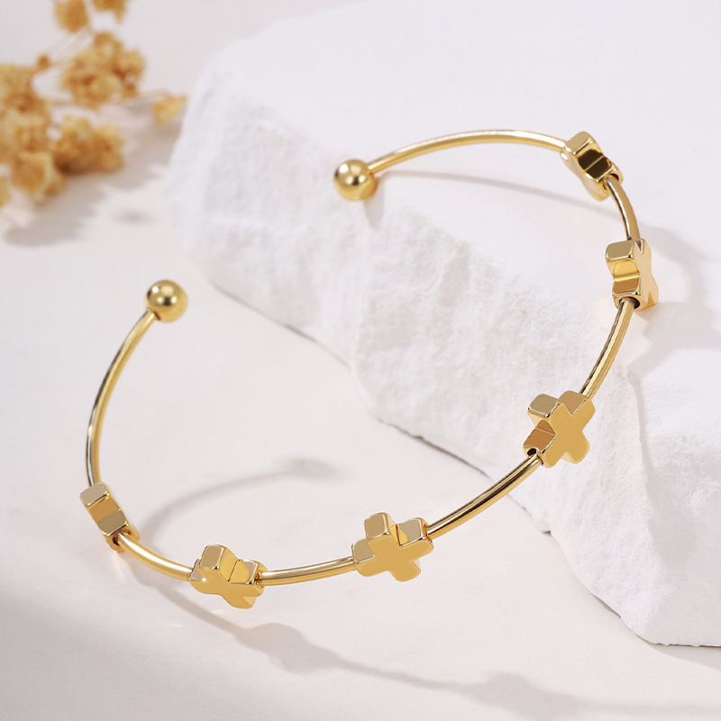 Жесткий разомкнутый браслет с символами клевера CJL32180