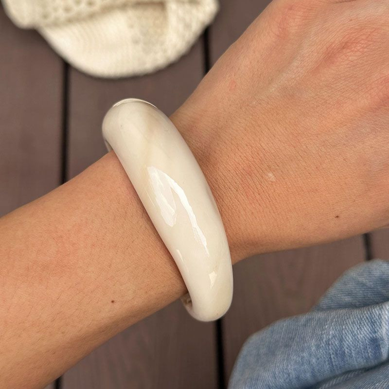 Браслет жесткий из акрила с мраморным эффектом CJP85431