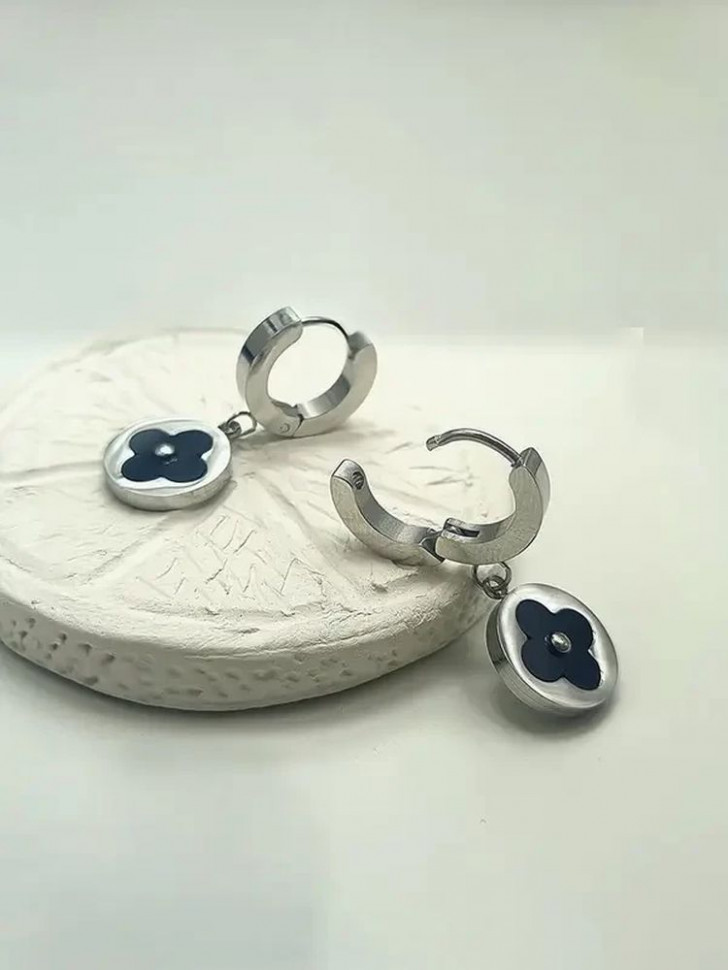 Стальные серьги-кольца с подвесками в виде четырехлистников J10216CJJ