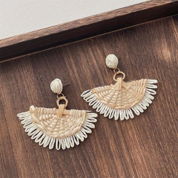 Плетеные серьги в форме веера с белой бахромой CJL14711