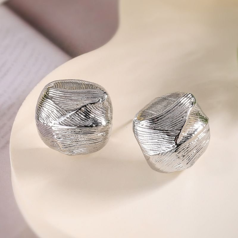 Серьги-пусеты Кубы мятый металл CJD00892 Серьги-пусеты Кубы мятый металл CJD00892