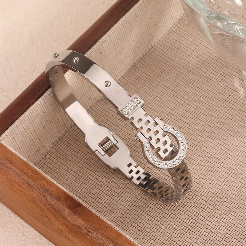 Браслет жесткий с декоративной пряжкой и кристаллами CJT26453