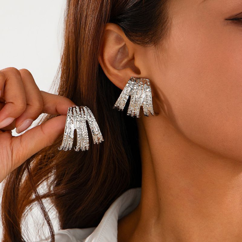 Многослойные серьги-полукольца с фактурными линиями CJM03560