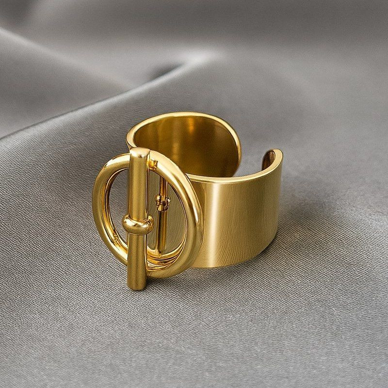 Массивное золотистое кольцо с декоративным замком-тоглом 1J12508CJJ