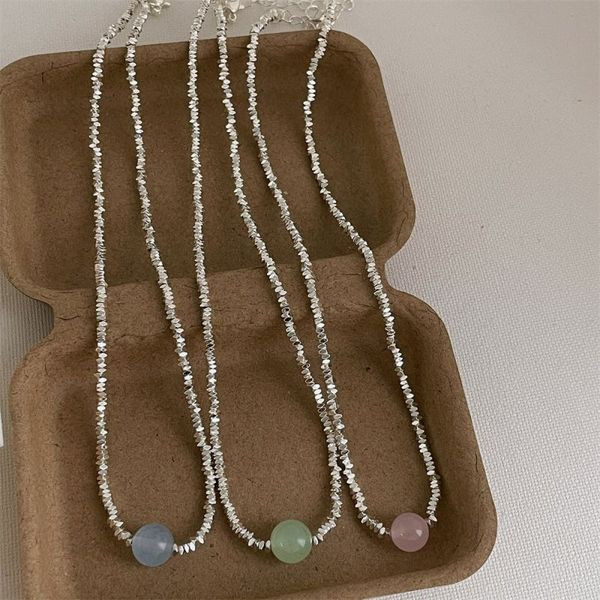 Тонкое колье из светлого жемчуга с центральной розовой вставкой CJL47525