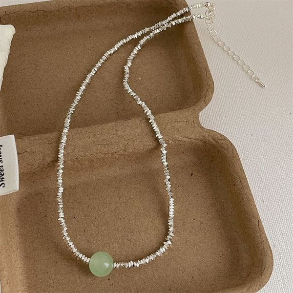 Тонкое колье из светлого жемчуга с центральной розовой вставкой CJL47525