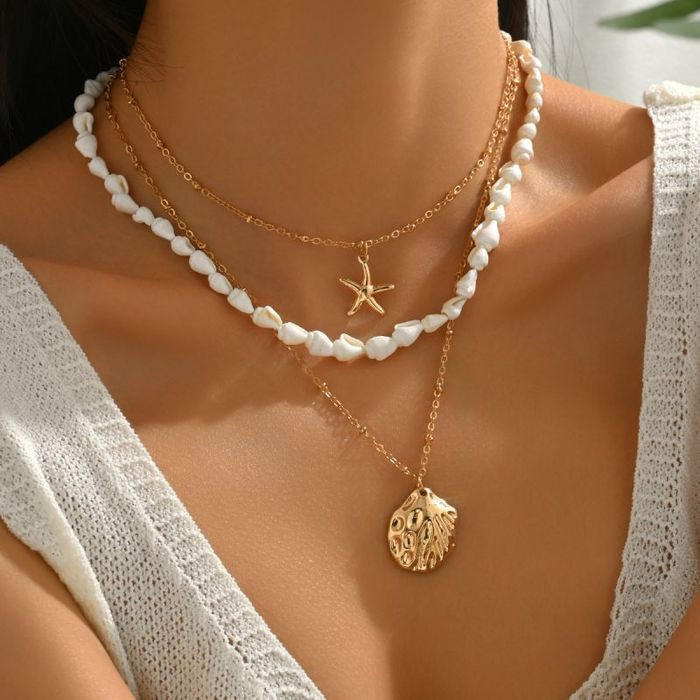 Трехслойное колье с жемчугом, золотыми цепями и ракушкой CJM69587