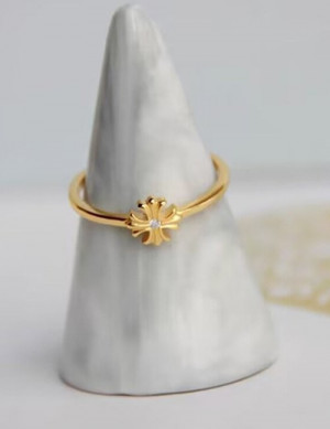 Кольцо с цветком и текстурной шинкой M18548