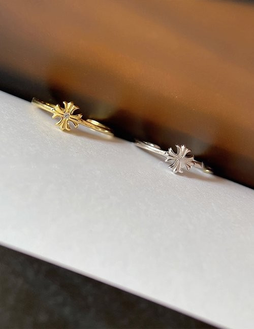 Кольцо с цветком и текстурной шинкой M18548