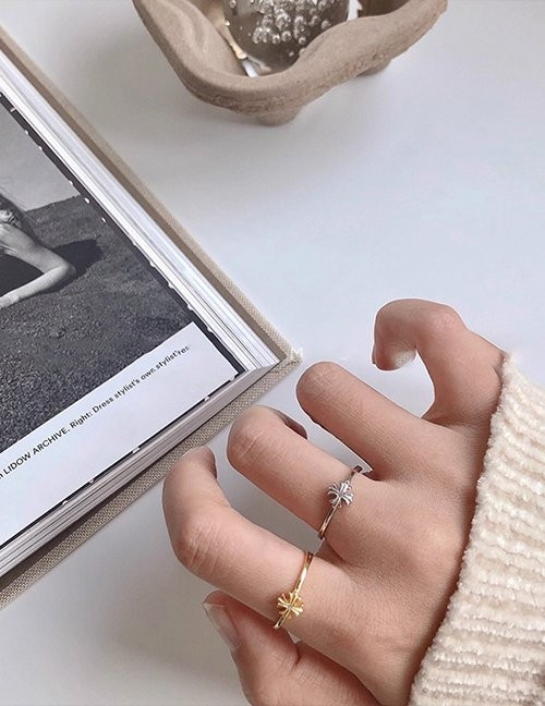 Кольцо с цветком и текстурной шинкой M18548