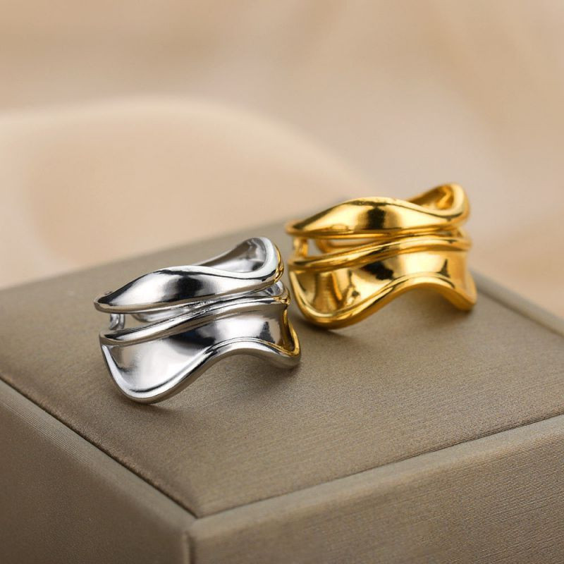 Широкое кольцо с волнообразными изгибами и полым центром CJL76072