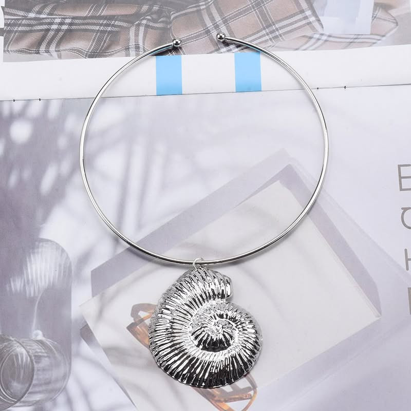 Колье-обруч серебристое с подвеской-ракушкой 1J11638CJJ