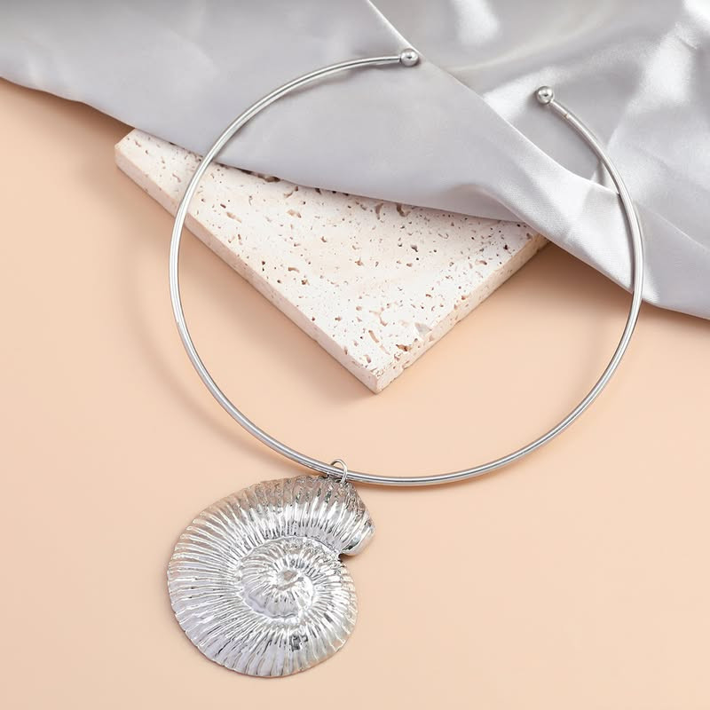 Колье-обруч серебристое с подвеской-ракушкой 1J11638CJJ
