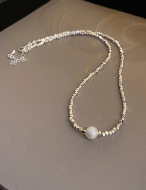 Бусы из жемчуга с центральной акцентной бусиной Z59632