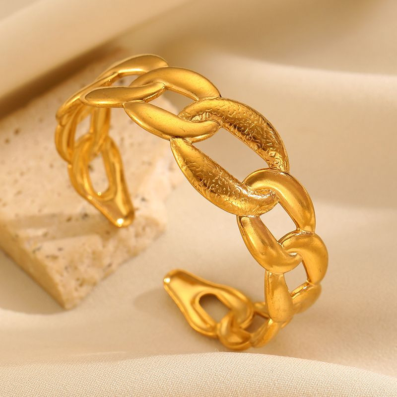 Браслет жесткий в форме крупной цепи CJM05424