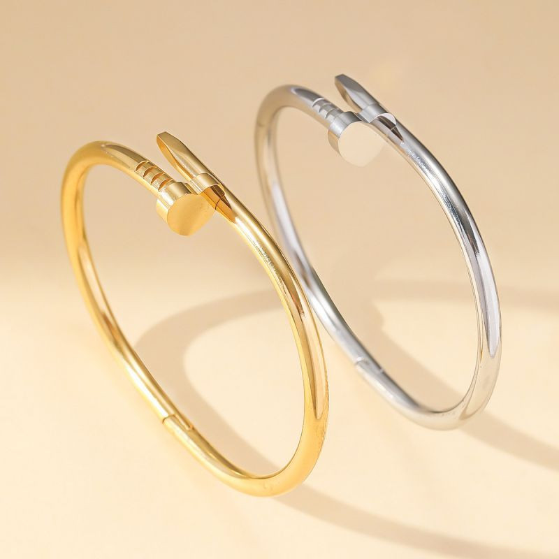 Браслет жесткий с акцентом в форме сердца CJJ06102