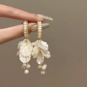 Вечерние серьги кольца с подвесками из жемчужных лепестков CJN93839