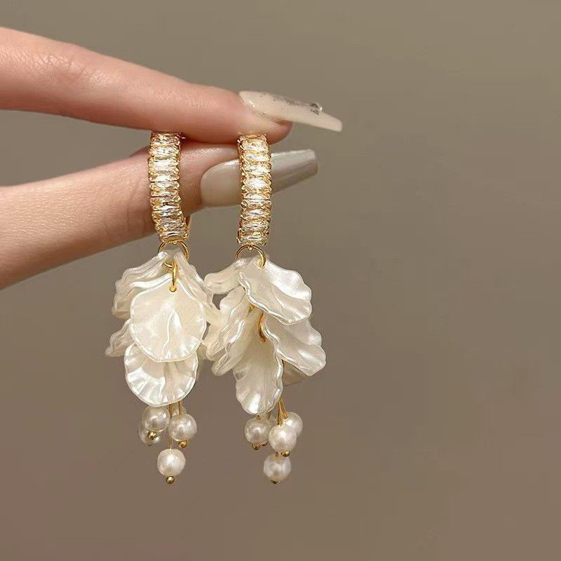 Вечерние серьги кольца с подвесками из жемчужных лепестков CJN93839 Вечерние серьги кольца с подвесками из жемчужных лепестков CJN93839