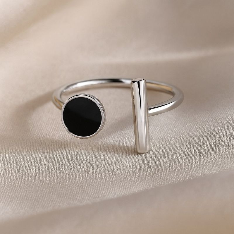 Асимметричное кольцо с черным диском и вертикальной линией 1J12388CJJ