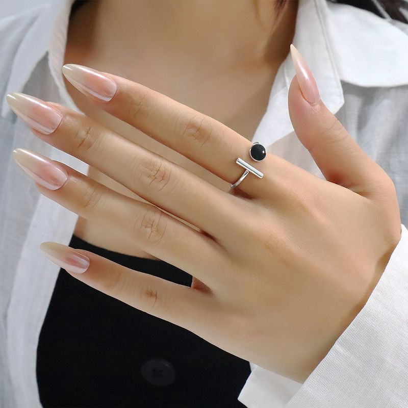 Асимметричное кольцо с черным диском и вертикальной линией 1J12388CJJ