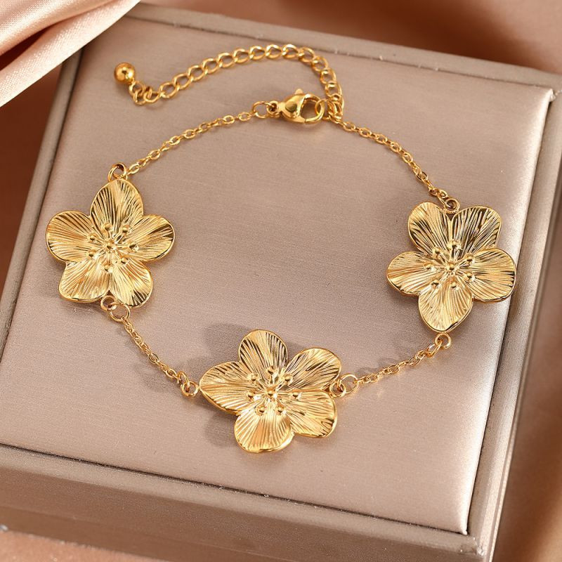 Браслет-цепочка с объемными цветами и матовой фактурой CJP82985