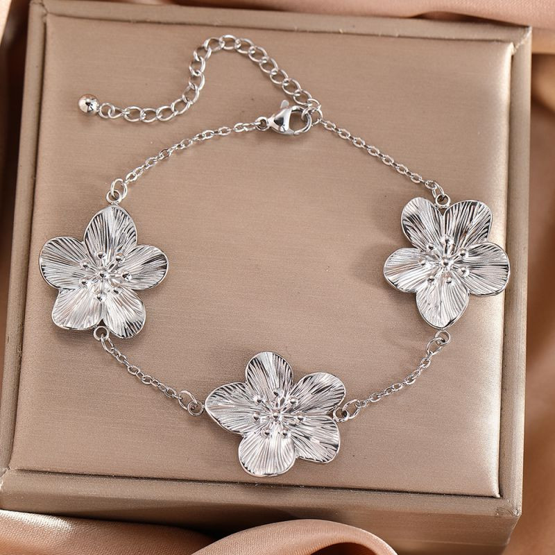 Браслет-цепочка с объемными цветами и матовой фактурой CJP82985