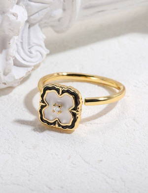 Золотистое кольцо с клевером и черной эмалью R74083