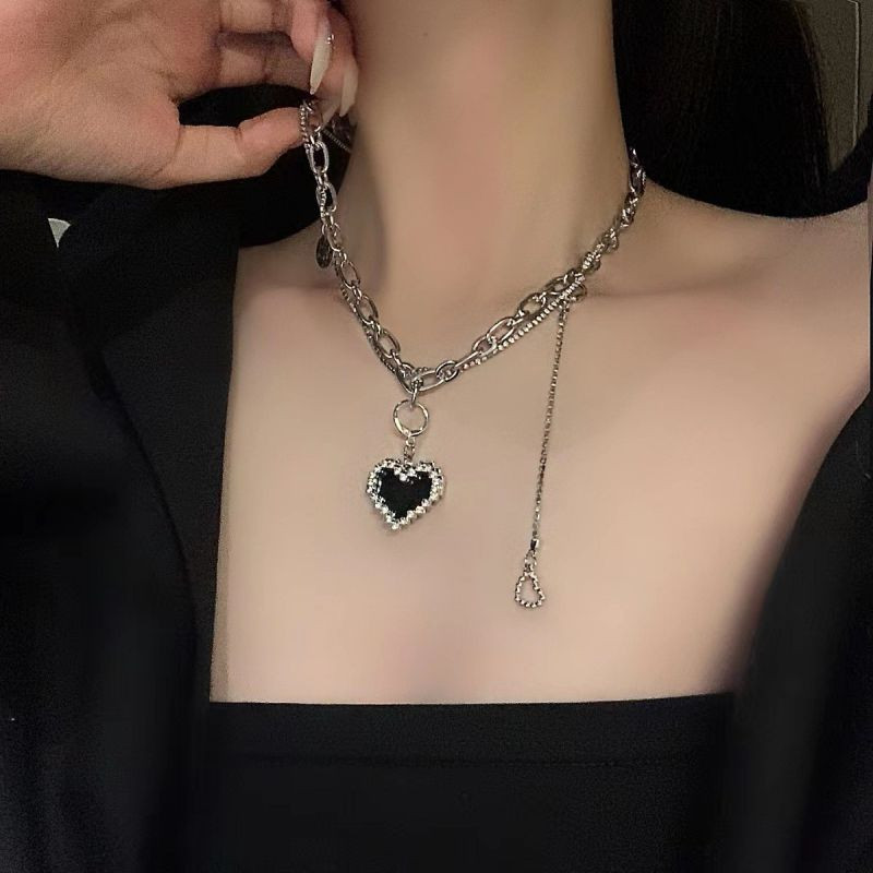 Массивное колье-галстук с черным сердцем и цепями CJH55655 Массивное колье-галстук с черным сердцем и цепями CJH55655