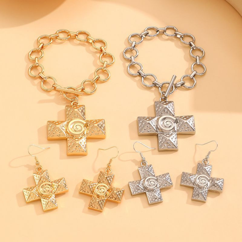 Браслет с крупным рельефным крестом CJL88142