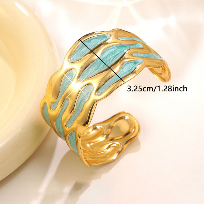 Браслет жесткий с эмалевым узором в виде волн CJR55837