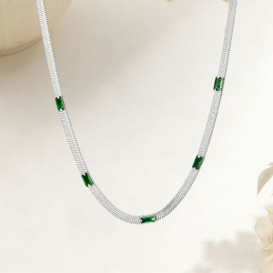 Серебристое колье с изумрудным цирконом и цепочкой CJX82530