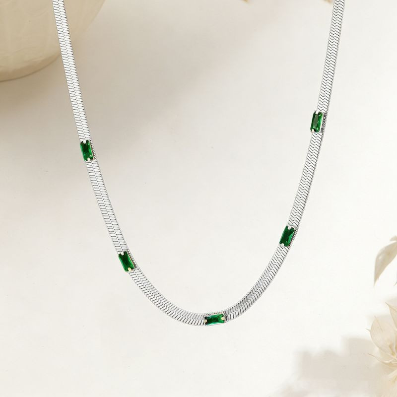 Серебристое колье с изумрудным цирконом и цепочкой CJX82530
