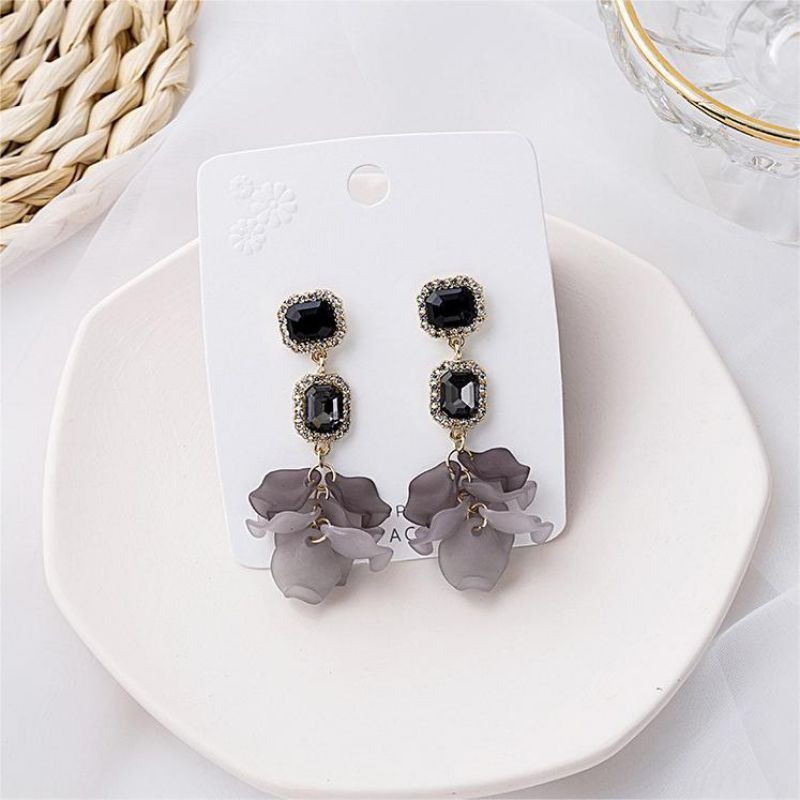 Длинные серьги с кристаллами и дымчатыми цветами CJN93869 Длинные серьги с кристаллами и дымчатыми цветами CJN93869