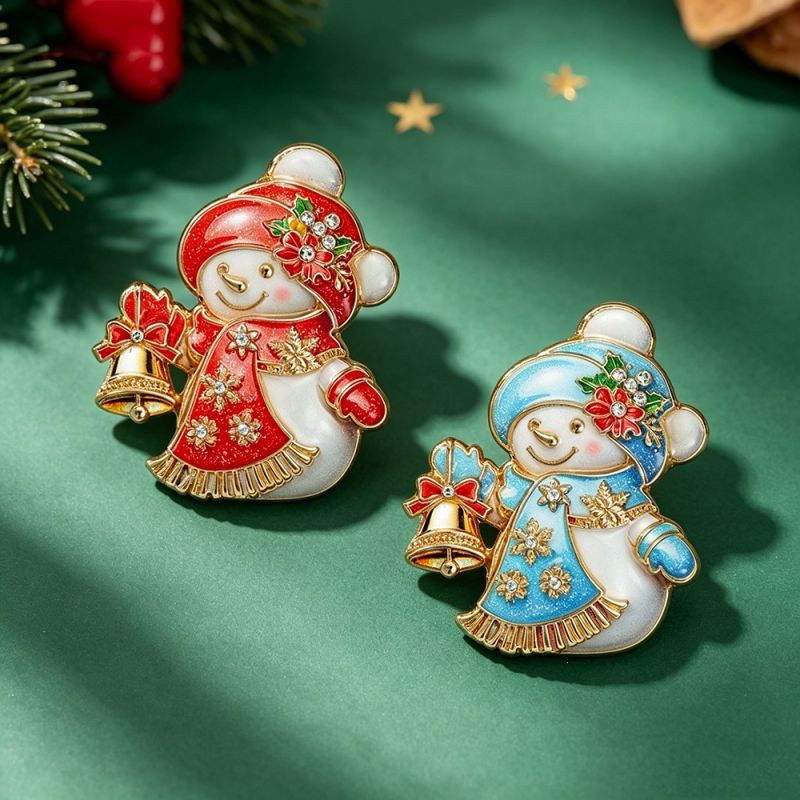 Красная брошь-снеговик с колокольчиком ASUY47759 Красная брошь-снеговик с колокольчиком ASUY47759