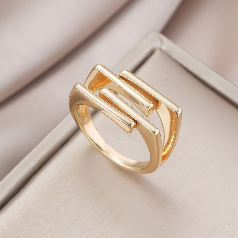 Кольцо с геометрическим П-образным выступом CJE08235