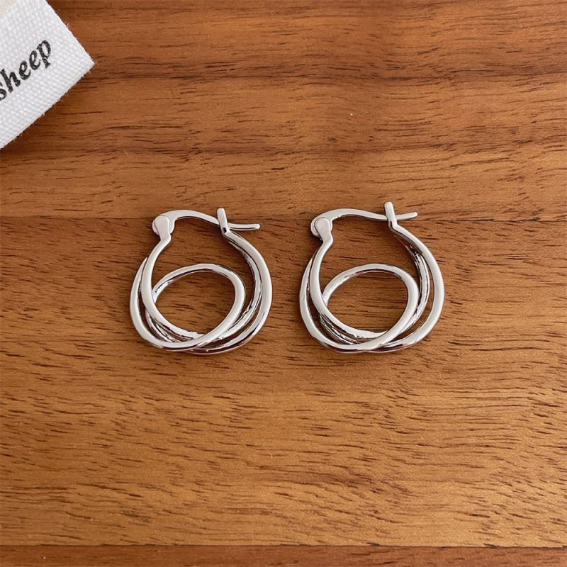 Изящные серьги-конго из золотистого металла с плетеным узором CJP40983